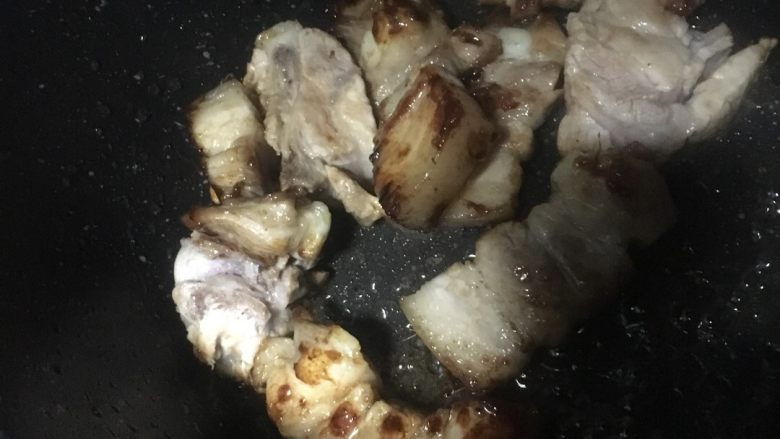 黄鱼鲞炖五花肉,倒入煎好的肉快速翻炒几下，再开火
实在是因为技术不到家，怕炒焦糖色就会发苦，不得已只好关火了操作，呵呵，嘘～