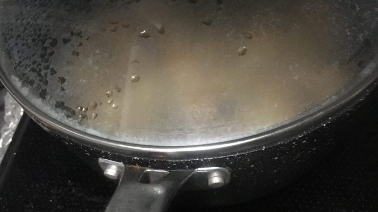 黄鱼鲞炖五花肉,翻炒均匀后盖锅盖小火炖煮10分钟