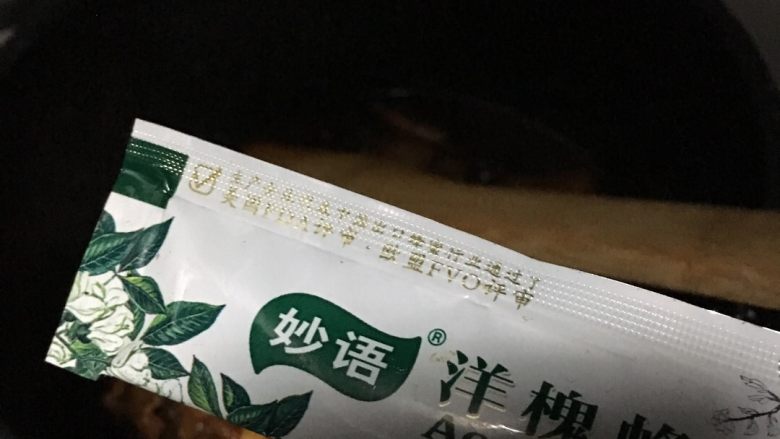 黄鱼鲞炖五花肉,出锅前加点<a style='color:red;display:inline-block;' href='/shicai/ 865'>蜂蜜</a>，颜色会更鲜亮
当然了，我不会承认是这<a style='color:red;display:inline-block;' href='/shicai/ 865'>蜂蜜</a>买太久了没用武之地，今儿正好用用掉