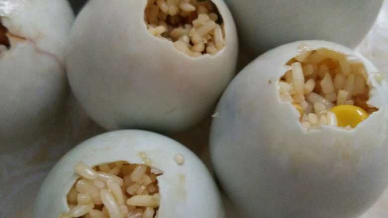 糯米蛋,把腌制好的糯米轻轻的用小勺和筷子塞到蛋里,记住动作一定要轻,塞到八分满就好,因为蒸熟的糯米还会膨胀,要预留一定的空间,要不然到时全溢出来了不好看,热水上锅蒸50分钟左右