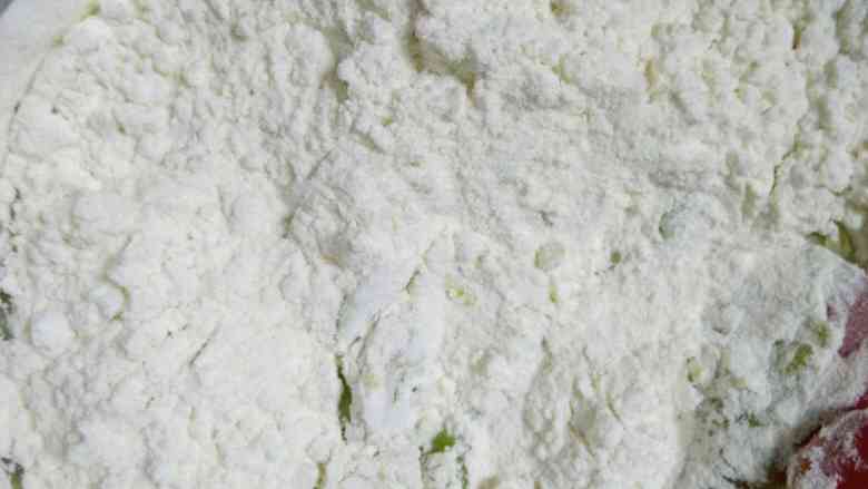 一抹绿的诱惑,再加入菠菜汁,筛入低粉,搅拌均匀