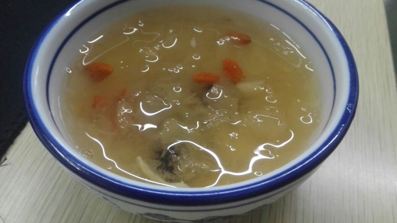通江银耳百合汤,待开水煮沸后,降火关小,用文火熬制,十分钟搅拌一下银耳汤,关注胶质情况。熬制约2小时后,加入蜜枣,枸杞等,约40分钟以后即可起锅,银耳汤便告以成功。