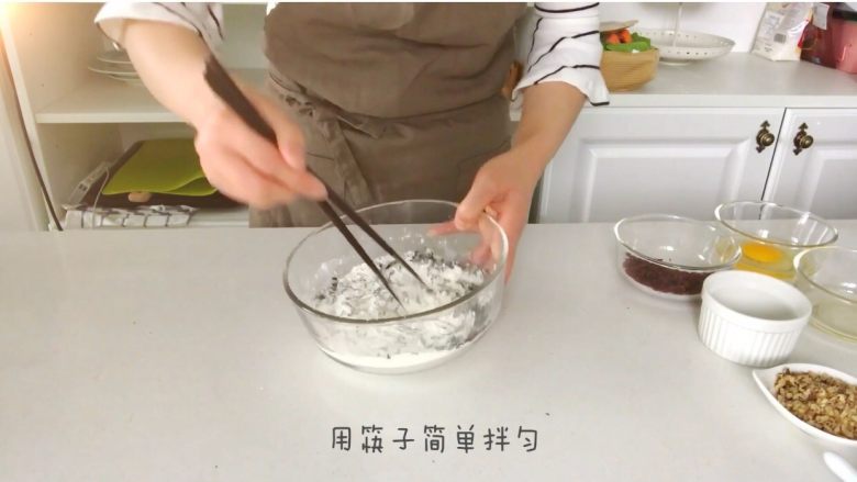 宝宝辅食:海苔脆饼,把剪碎的海苔和一点点盐加入,用筷子简单拌匀。
》12个月以上宝宝可以加点盐,不然最后口感会很清淡哈,宝宝如果能接受不加盐也可以。