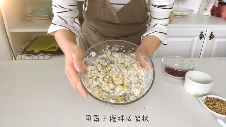 宝宝辅食：海苔脆饼,接着倒入<a style='color:red;display:inline-block;' href='/shicai/ 140122'>玉米油</a>和<a style='color:red;display:inline-block;' href='/shicai/ 9'>鸡蛋</a>，用筷子搅拌成絮状。
》<a style='color:red;display:inline-block;' href='/shicai/ 9'>鸡蛋</a>可以先打散再加入，小芽偷懒了哈。