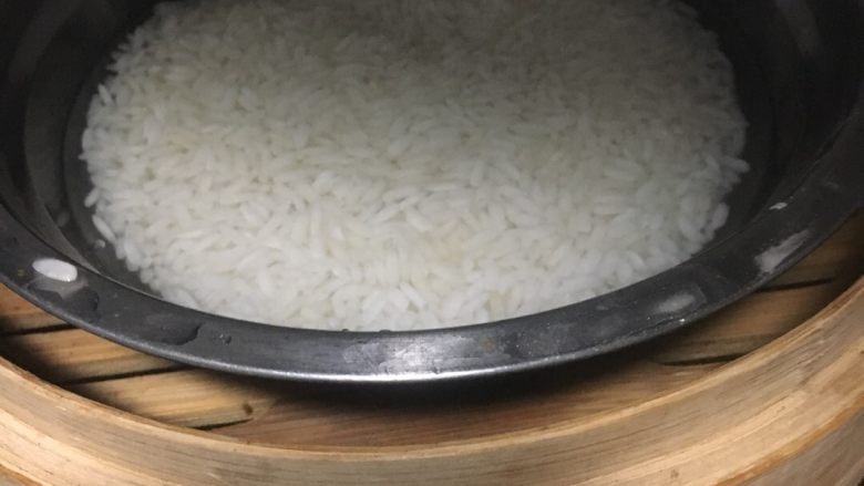 蛋黄肉松糯米饭,上锅蒸熟