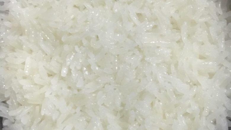 蛋黄肉松糯米饭,蒸好的糯米饭喷香
不许偷吃哪怕一口哈哈