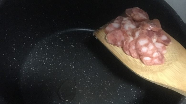 蛋黄肉松糯米饭,油锅倒少许油，炒香腊肠