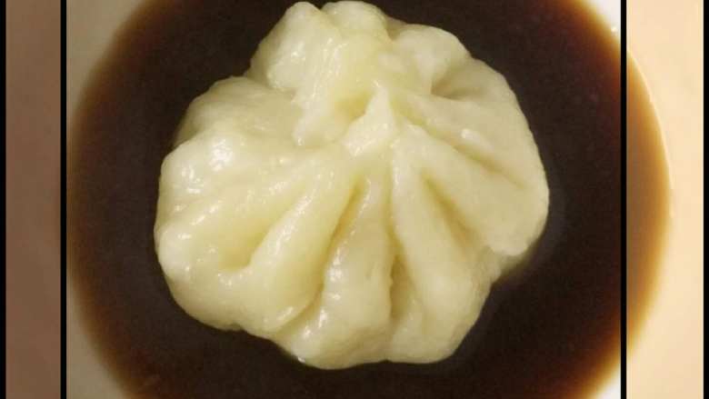 小笼汤包,出笼啦!晶莹剔透,咬破皮,先吸汤汁。咸鲜味美。