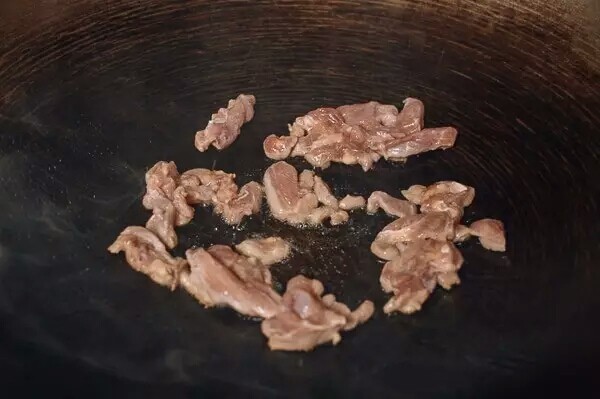 鸡丝面,2.在一个小碗中将酱油、米酒、酱油和糖混合均匀,在另一个碗中,将切片鸡胸肉和2茶匙玉米淀粉、2茶匙的油混合在一起;