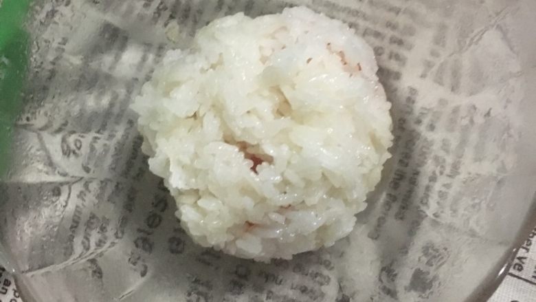 蛋黄肉松糯米饭,把蛋黄面向下倒扣在碗底正中央