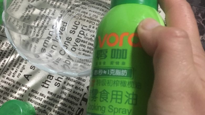 蛋黄肉松糯米饭,拿过一个大一点的碗，碗底四周喷上一层薄薄的油
没有的话用任何油脂都可以
这罐喷雾油是网厨的奖品，今儿正好用上，喷一喷太方便了