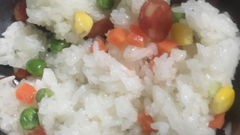 蛋黄肉松糯米饭,把剩下的糯米饭和炒好的腊肠青豆混合均匀