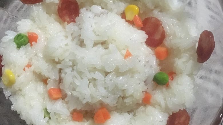 蛋黄肉松糯米饭,抓起一团糯米饭贴在碗的四周