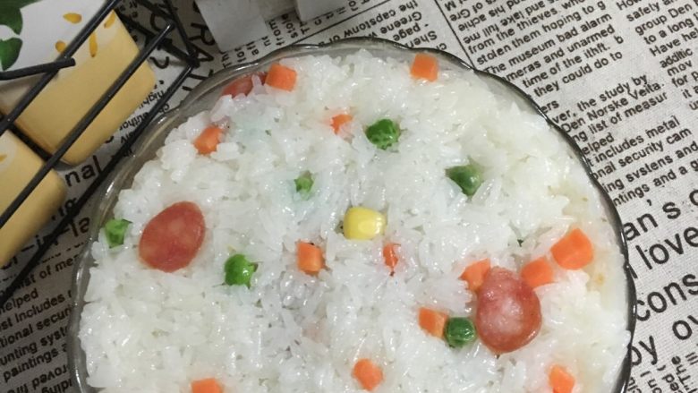蛋黄肉松糯米饭,直到把碗全部铺平压实