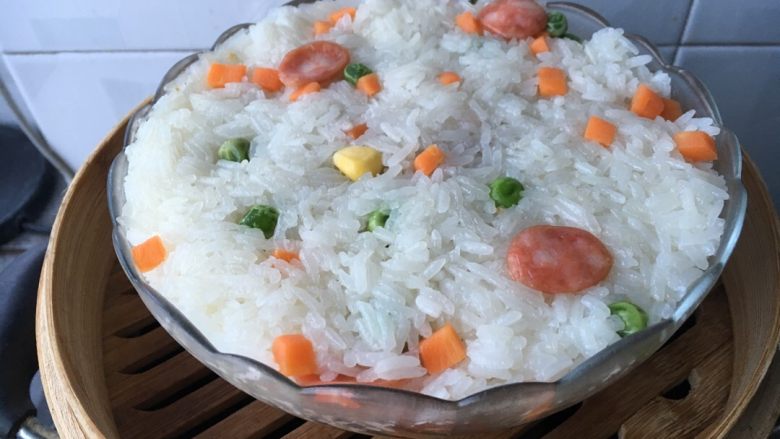 蛋黄肉松糯米饭,中火蒸15分钟焖5分钟左右