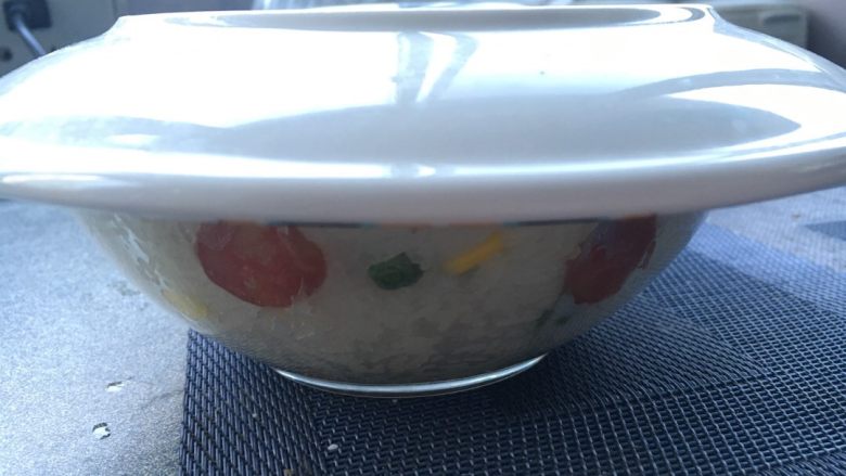 蛋黄肉松糯米饭,拿过一个盘子盖在碗上