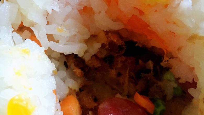 蛋黄肉松糯米饭,吃的时候，把蛋黄啊肉松啊米饭啊一起拌匀了吃
这味道有没有诱惑到你呢？
你到底要不要做呢？
到底做不做呢？
～～
-_-#