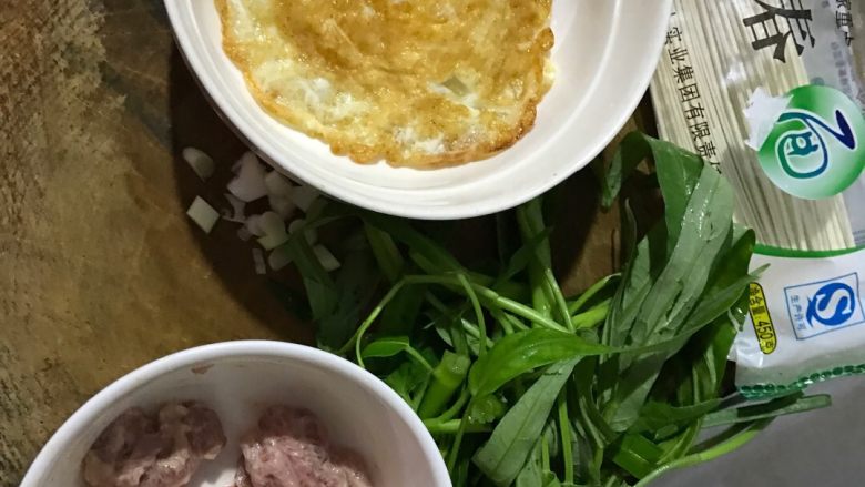 榨菜肉丝面,食材准备好