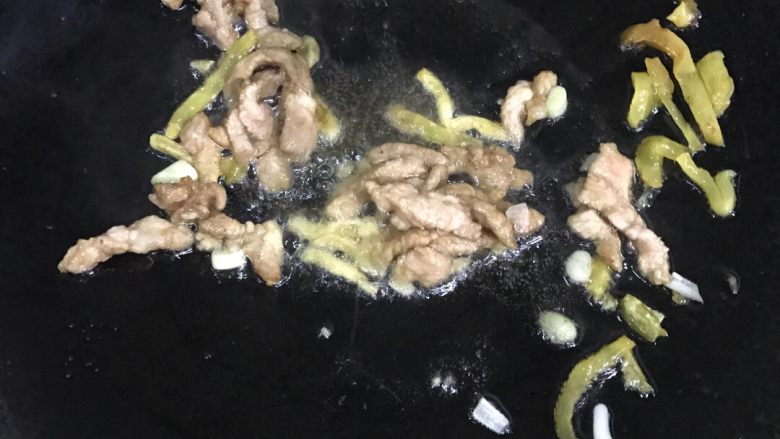 榨菜肉丝面,锅里放少许油、六成热先下用地瓜粉（生粉）调好的<a style='color:red;display:inline-block;' href='/shicai/ 4430'>里脊肉</a>，炒至变色，放入<a style='color:red;display:inline-block;' href='/shicai/ 3250'>葱</a>头煸炒出香味