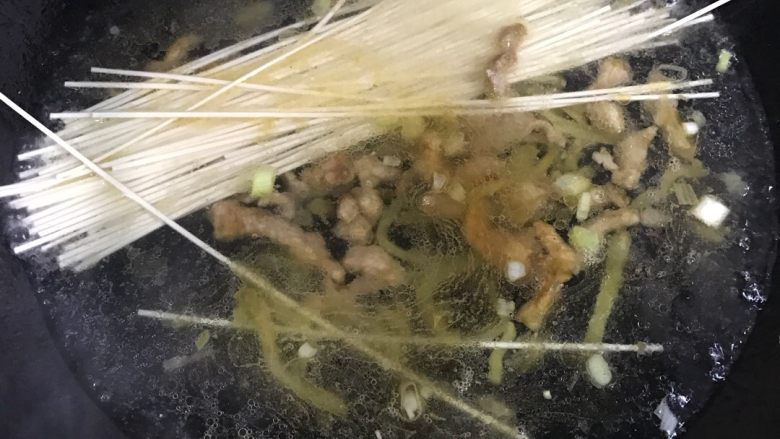榨菜肉丝面,加入适量清水,待水烧开加入面条
