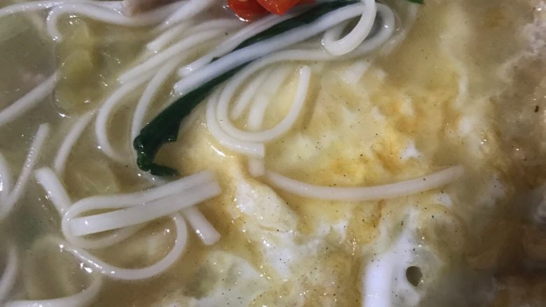 榨菜肉丝面,最后加入适量调料胡椒粉,撒入葱花就可以了。(榨菜里有味道,所以放调料的时候应当先尝尝味道,不然怕咸了)
