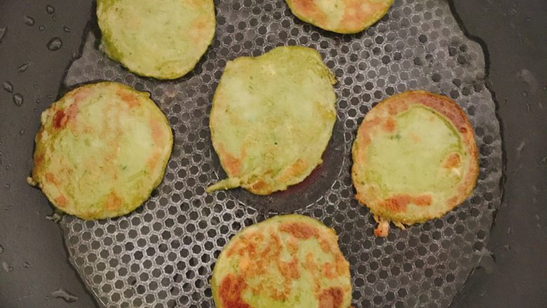 【宝宝8月龄辅食】之莴笋香菇生菜煎饼🤑🤑。
,吼吼~有点糊糊了🤣🤣