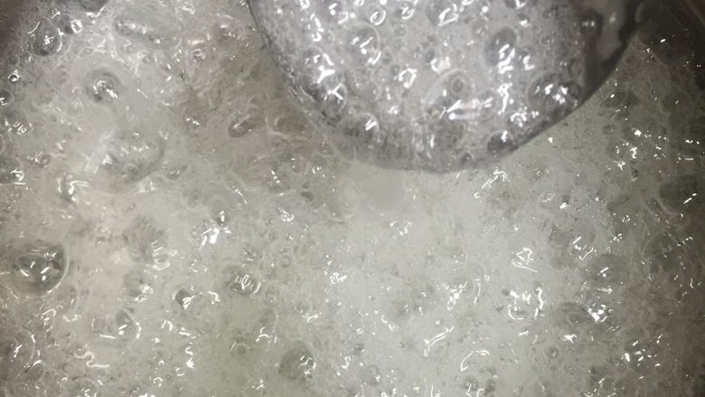 熬糖版牛轧糖(花生蔓越莓),熬糖的温度要根据周围温度而定!我这是140度!
一般冬天130-135.夏天140-145
我们这里是冬天、但家里有暖气很暖🈴️!
所以我都是熬到140度