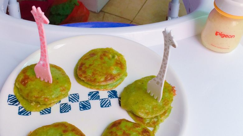 【宝宝8月龄辅食】之莴笋香菇生菜煎饼🤑🤑。
,【智的小餐桌】之莴笋香菇生菜煎饼🤑🤑。
我一共煎了上下两层10个,一个抓两个抓最后剩下2个。