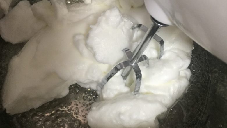 熬糖版牛轧糖(花生蔓越莓),140度到了就关火!把打发的蛋清倒入到熬好的糖里!
用电动打蛋器高速打均匀!