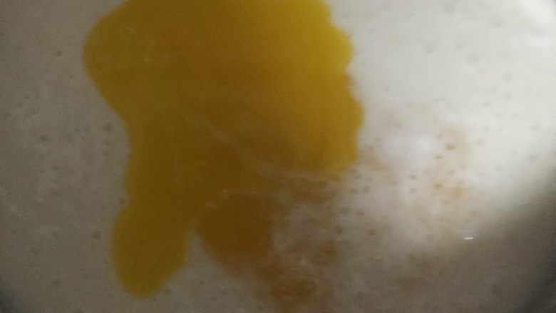 熬糖版牛轧糖(花生蔓越莓),再倒入融化好的黄油!用电动打蛋器高速打均匀!
这里废话一下!黄油一定要打融合!到看不到一点黄油为止!