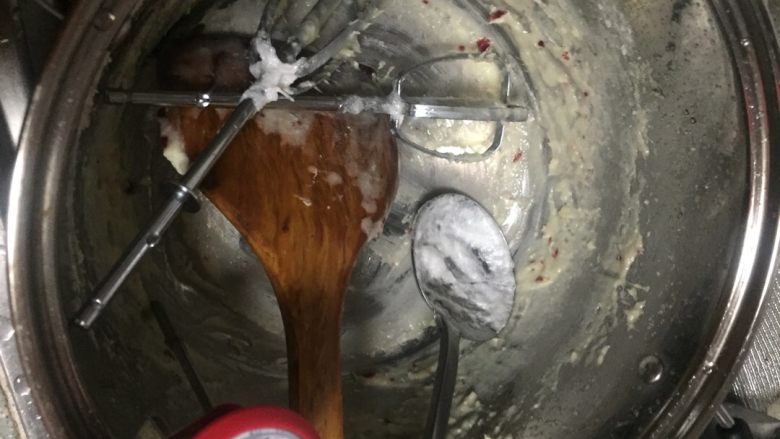 熬糖版牛轧糖(花生蔓越莓),最后啰嗦一句!
剩下的这个东西!全放锅里!倒一锅水烧开全部搞定!干干净净!