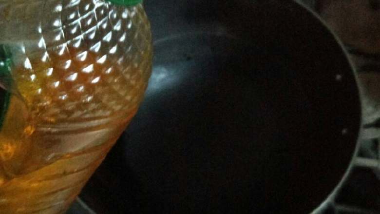 山药西红柿炖鸡,锅烧热,倒入油