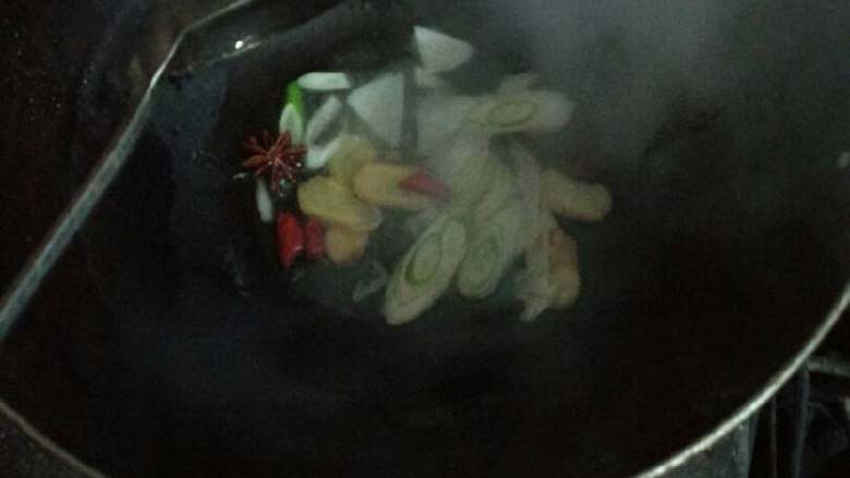山药西红柿炖鸡,油热八九成熟,放入葱姜八角大料炒香