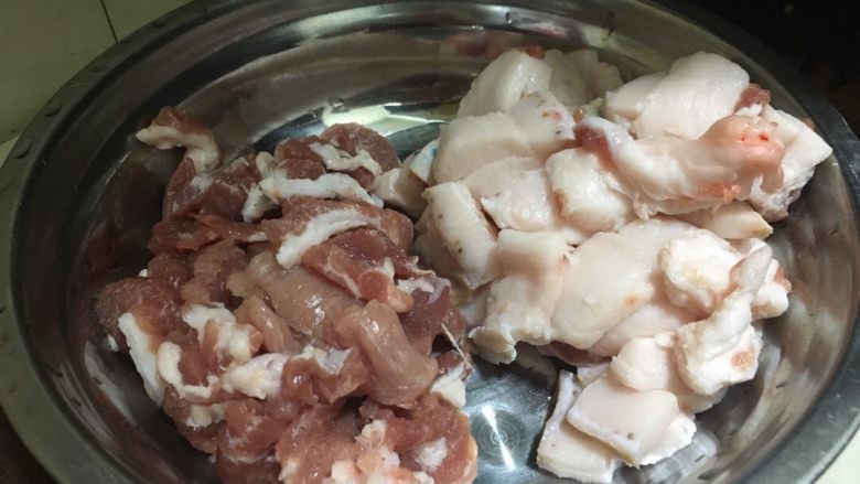 农家小炒肉 湘菜,将<a style='color:red;display:inline-block;' href='/shicai/ 6081'>肉</a>切片。肥瘦分开