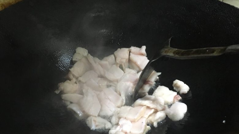 农家小炒肉 湘菜,锅内加少量油。先把肥肉部分入锅。进行翻炒。大火炒。