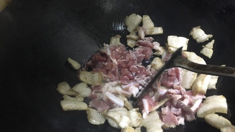 农家小炒肉 湘菜,肥肉翻炒成金黄色后,这时候把锅内肥肉榨出来的油。倒出来。加入瘦肉,开始翻炒。