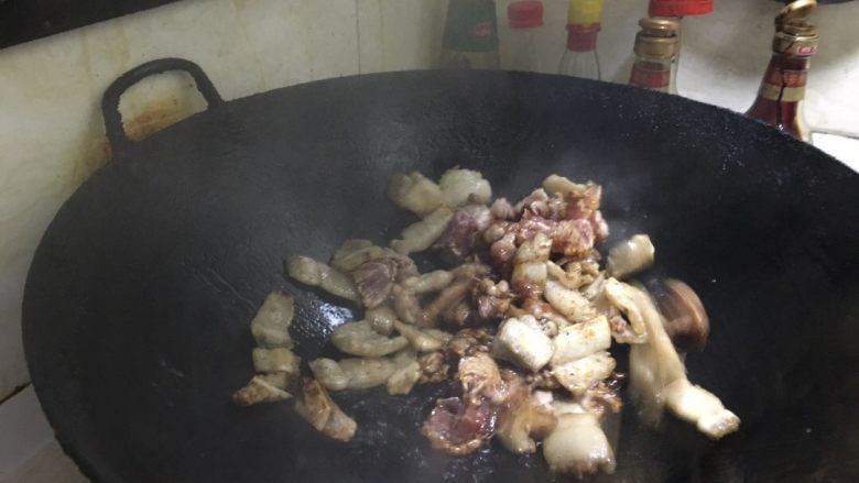 农家小炒肉 湘菜,加入酱油。开始上色。之后再加盐。进行调味