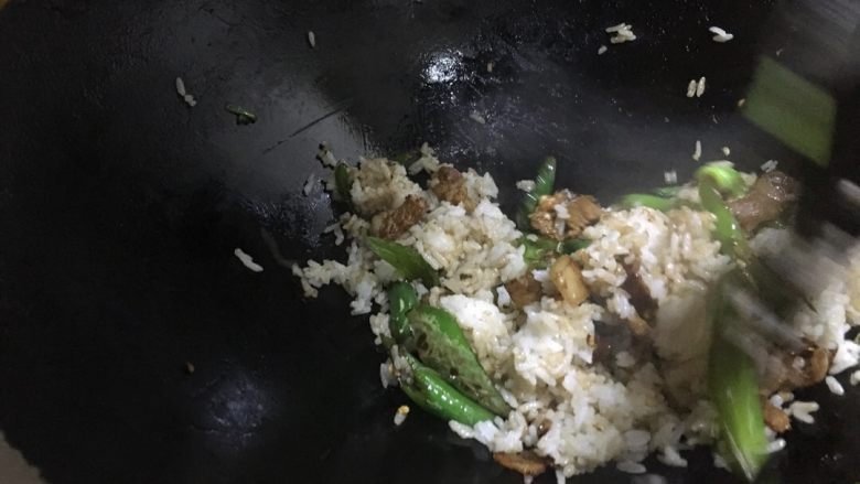 农家小炒肉 湘菜,最后一点小福利:盛菜的时候,留一点在锅内,加入煮好的米饭。翻炒开。这样炒出来的米饭,吃起来一点不油腻,给孩子老人吃,特别适合。