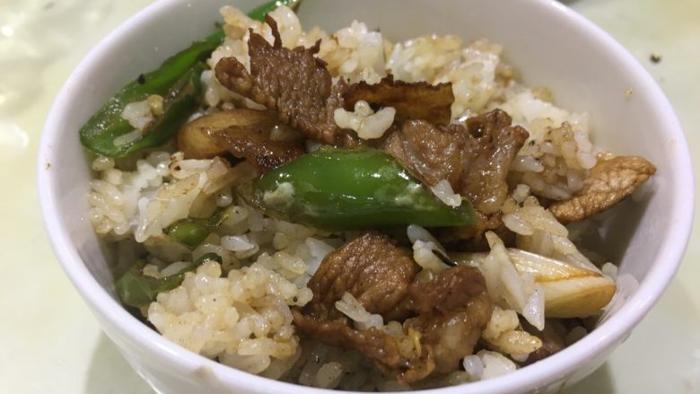 农家小炒肉 湘菜,米饭搭配农家小炒肉。最好的下菜饭