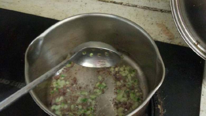 宝宝辅食,油热放入黄瓜猪肝翻炒片刻。(中火炒,不要炒焦)