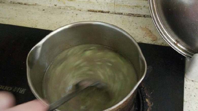 宝宝辅食,加入适量热水煮开。