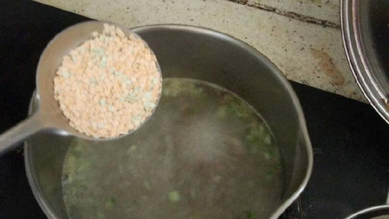 宝宝辅食,水开放入面琪。煮熟就可以了!
