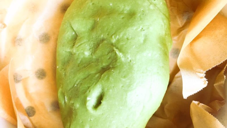 我不是青团,我是抹茶味雪媚娘。,揉好的面团放在蒸锅上蒸15分钟左右。