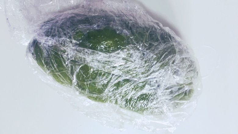 我不是青团,我是抹茶味雪媚娘。,取出面团,保鲜膜包起来放入冷冻室40分钟左右,充分冷却定型。