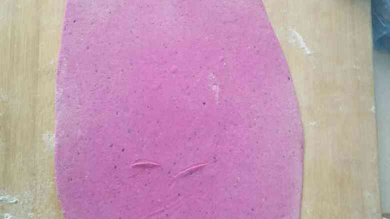 双色猫耳朵,面团醒五分钟后分别将面团擀成图片上那样的薄片。两个面团要擀的大小差不多才行哦