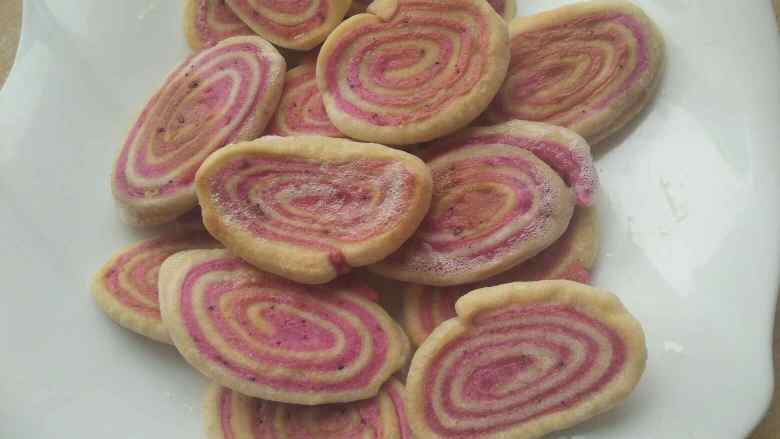 双色猫耳朵,用平底锅倒入适量植物油待油热后放入锅内，煎到白色部分变成微黄色就可以出锅享用啦！