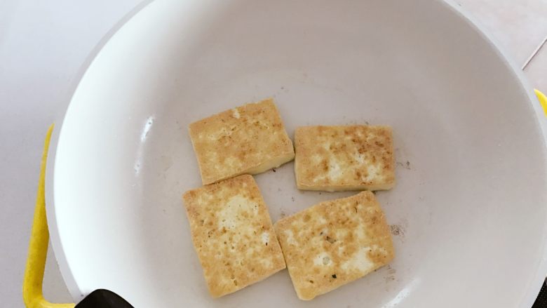 宝宝辅食:煎豆腐,一、煎豆腐
4、一直用中小火慢慢煎,直至豆腐表面金黄,边角起酥。
》煎豆腐不要反复翻面,小火煎2分钟左右再翻面。