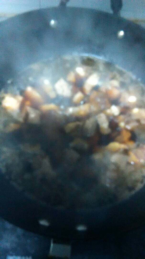 糖醋排骨,下两勺生抽酱油，三勺香醋，两勺半白糖炒勻，加水淹过排骨大火烧开，开中小火烧至排骨酥肉嫩。