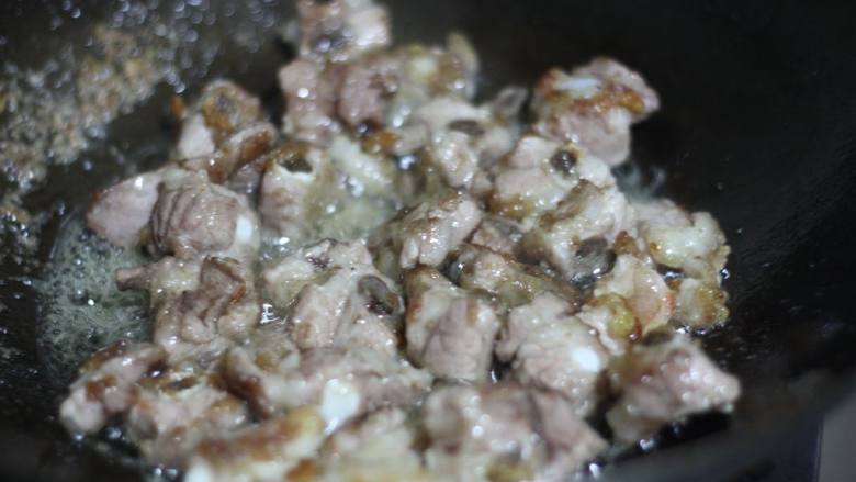 蔓越莓烧排骨,炒锅烧热油,放入排骨,煸炒至排骨表面金黄
