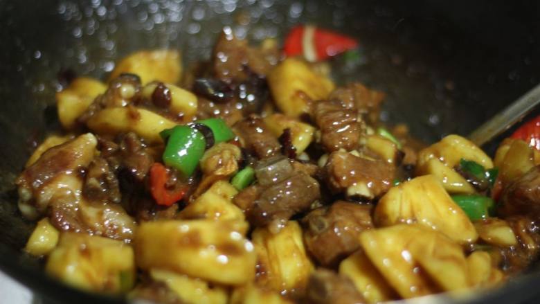 蔓越莓烧排骨,把青红椒炒熟,放盐调味即可上桌